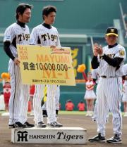 M-1表彰式で賞金ボードを手にする狩野(左)能見。(撮影・河南真一)
