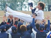 トレードが決まりナインから別れの胴上げをされる赤田（撮影・水谷安孝）