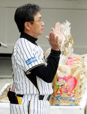 西宮神社参拝に参加し、玉串拝礼する阪神真弓明信監督（撮影・加藤哉）