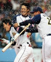 【オリックス－楽天】手荒い祝福を受ける山崎（左）（撮影・中島郁夫）