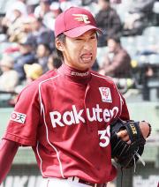 【オリックス－楽天】渋い表情でベンチに戻る先発永井（撮影・中島郁夫）