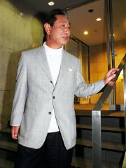 甲子園球場の視察を終え、球場事務所をあとにする星野ＳＤ（撮影・河南真一）