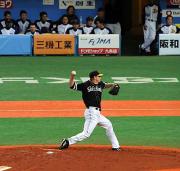 因縁のオリックス打線を相手に力投するパウエル（撮影・岡本肇）