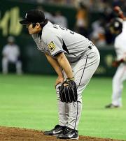 ８回裏無死二塁、逆転の２点本塁打を浴びた久保田はがっくりと肩を落とす