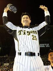 4月30日、サヨナラ本塁打を放った新井はお立ち台で声援に応える