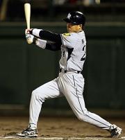 ６回、桧山は左中間に同点適時二塁打を放つ（撮影・宮崎幸一）