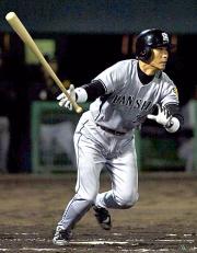 7回、代打桧山はライトへ適時二塁打を放ち同点とする(撮影・倉掛優一)