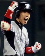 ７回、赤星は勝ち越し打を放ち、一塁上でガッツポーズ（撮影・宮崎幸一）