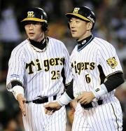 パを代表する若手投手たちとのガチンコ勝負に燃える新井と金本（共同）