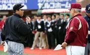 メンバー表交換を終えて、話す阪神岡田監督（左）と楽天野村監督