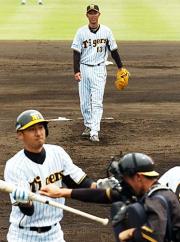シート打撃に登板し今岡（手前）から三振を奪い笑顔を見せる金村暁