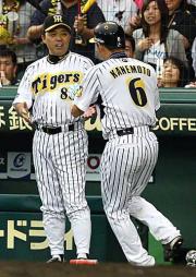 4回裏、岡田監督(左)は2打席連続で本塁打を放った金本を出迎える