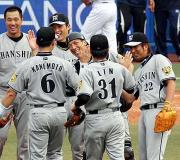 横浜に連勝で今季５０勝を達成した阪神ナインはマウンドで喜びの輪を作る