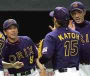 大石監督代行(左)は加藤を笑顔で迎える。右端は4勝目を挙げた清水