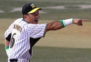 1日、オールスター第2戦で笑顔を見せる金本。五輪期間中も頼みますよ!