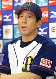 記者会見で抱負を述べるオリックスの大石監督(共同)