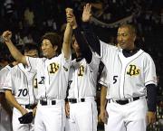 笑顔でガッツポーズする8勝目を挙げた小松。右は清原