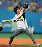始球式に登場した橋下知事(撮影・加藤仁)