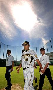 夏の日差しに照らされながら引き揚げる岡田監督(撮影・加藤仁)