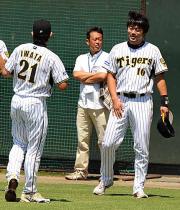 ウオーミングアップで岩田(左)と談笑する安藤