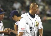 4安打完封で8勝目を挙げた山本(手前)を出迎える清原