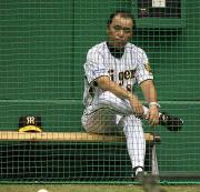 ベンチに腰掛け選手の動きをチェックする岡田監督