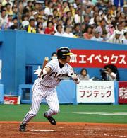 7回裏無死満塁、代打桧山は中前適時打を放つ