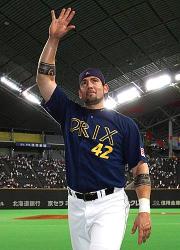 決勝打を放ち、ファンの声援に応えるカブレラ