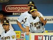 タッチプレーでバルディリスが負傷。ベンチから岡田監督が大声で怒鳴る