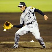 ６回、岩田は小窪の打球をグラブに当てるも内野安打とする