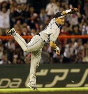 8回2死二塁、左翼手金本は東出の左前打を処理し、懸命の返球