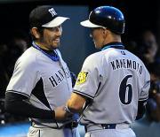 ３回、金本は３点本塁打を放ち、下柳の出迎えを受ける