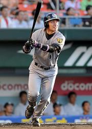 1回、鳥谷は右中間に先制の2点本塁打を放つ(撮影・倉掛優一)