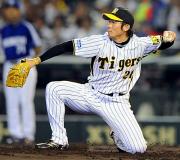 ３回表１死一塁、井端の打球を右手に受けた岩田はボールを拾い二塁へ送球