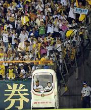 リリーフカーに乗った藤川はファンに迎えられ、久々の甲子園のマウンドへ