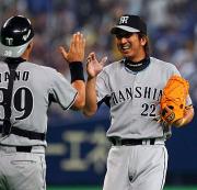 久々の33セーブ目を挙げた藤川(右)は笑顔で矢野とタッチ