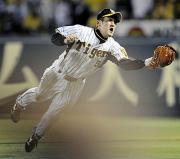11回表1死一、二塁、村田の邪飛を好捕する右翼手平野(共同)