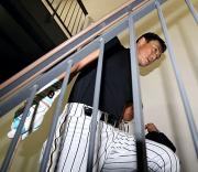 休日返上で素振りを行った金本は階段を上ってロッカールームへ引き揚げる