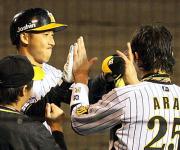 ２回裏無死、今岡は先制本塁打を放ち新井の祝福を受ける（撮影・岡潤一）