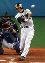 ３回裏無死、左前安打を放つ矢野（撮影・上田博志）