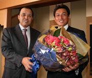 阪神第31代監督の船出を祝い岡田前監督から真弓新監督へ花束が贈られた