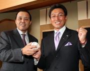 岡田前監督（左）からボールを手渡され、笑顔の真弓新監督