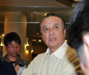 秋季キャンプ休日、宿舎で報道陣に対応する中村GM(撮影・河南真一)