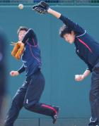 外野ノックで打球の落下地点にダッシュするも二神（右）が先に触り驚く伊藤隼