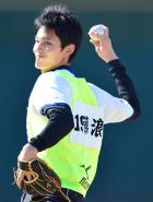 キャッチボールでフォークを投げる藤浪(撮影・清水貴仁)