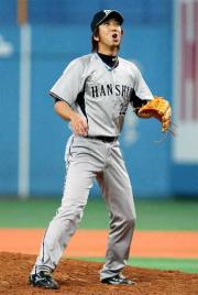 ８回裏２死、藤川は北川に中前打を打たれ苦笑い（撮影・加藤哉）
