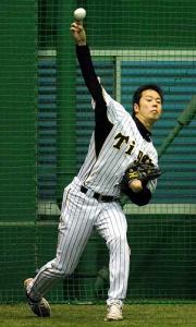キャッチボールで調整する上園（撮影・河南真一）