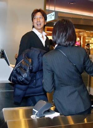 羽田空港からロサンゼルス行きの飛行機に乗り込む藤川（撮影・狩俣裕三）