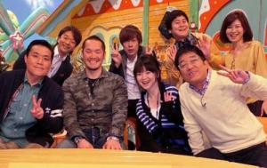 ＭＢＳの「せやねん！」で出演者と写真に納まるＴ－岡田（前列左から２人目）