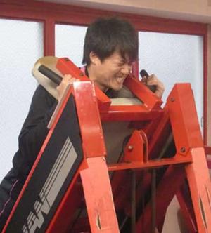筋力トレーニングに励む新井良(撮影・池本泰尚)